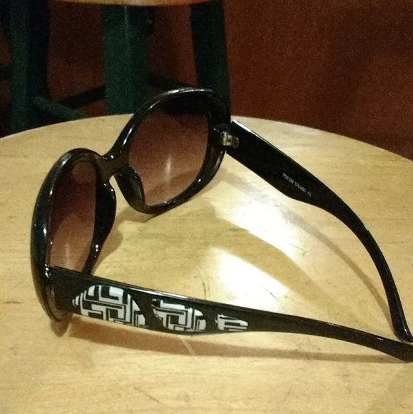 Round Lens Sunglasses + Ralph Lauren case - Picture 3 of 4